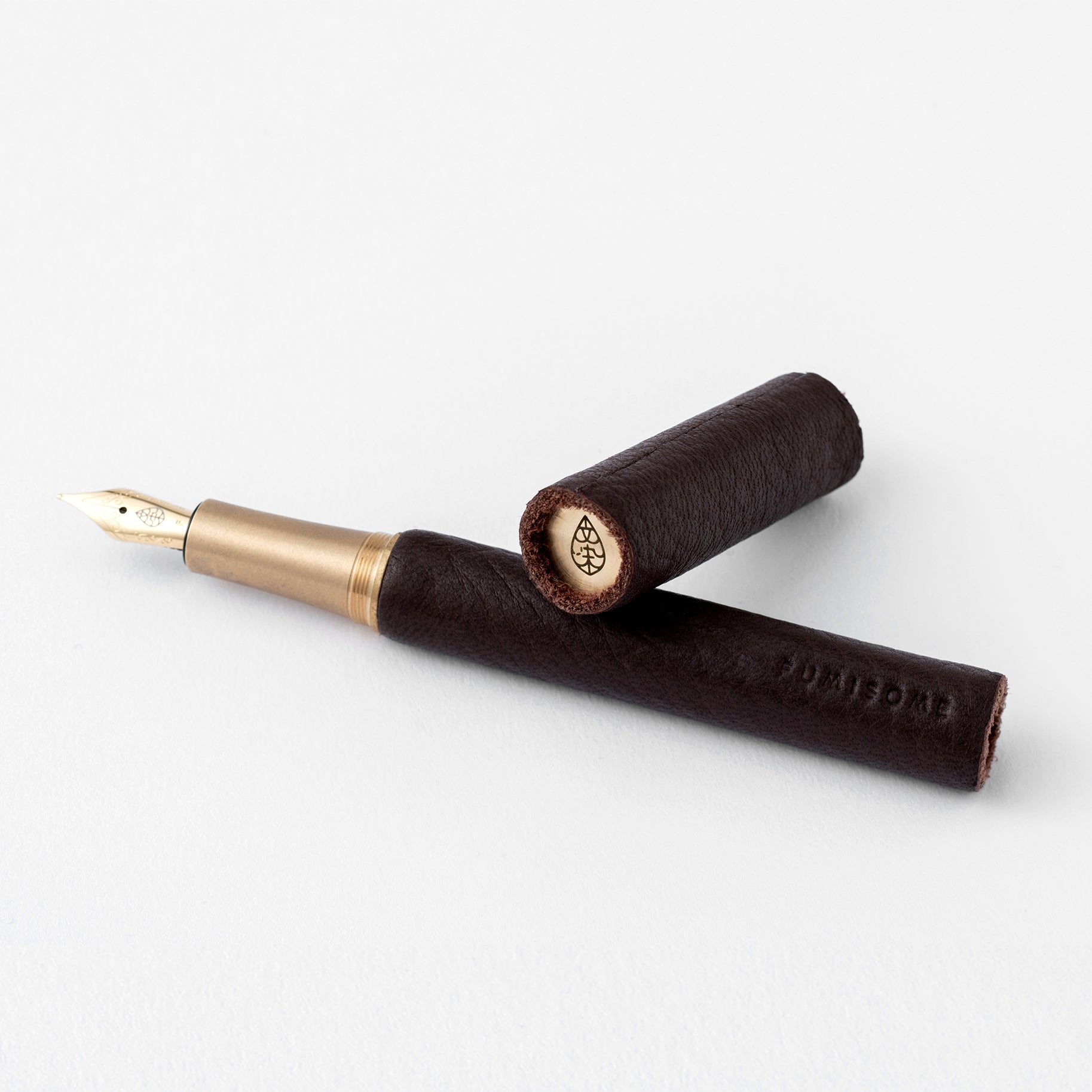 【文染】 やわらかな万年筆 ふわり ジビエレザー 鹿革 灰 文染｜やわらかな万年筆 ふわり(ジビエレザー鹿 ) - TAG